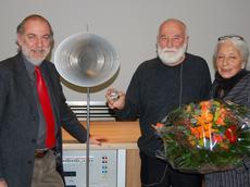 Nicholas Spencer, Präsident der Forschungskommission der ETH Zürich, Bildhauer Willi Gutmann mit Staudinger-Durrer Medaille und Lebensgefährtin Suzanne Monard.
